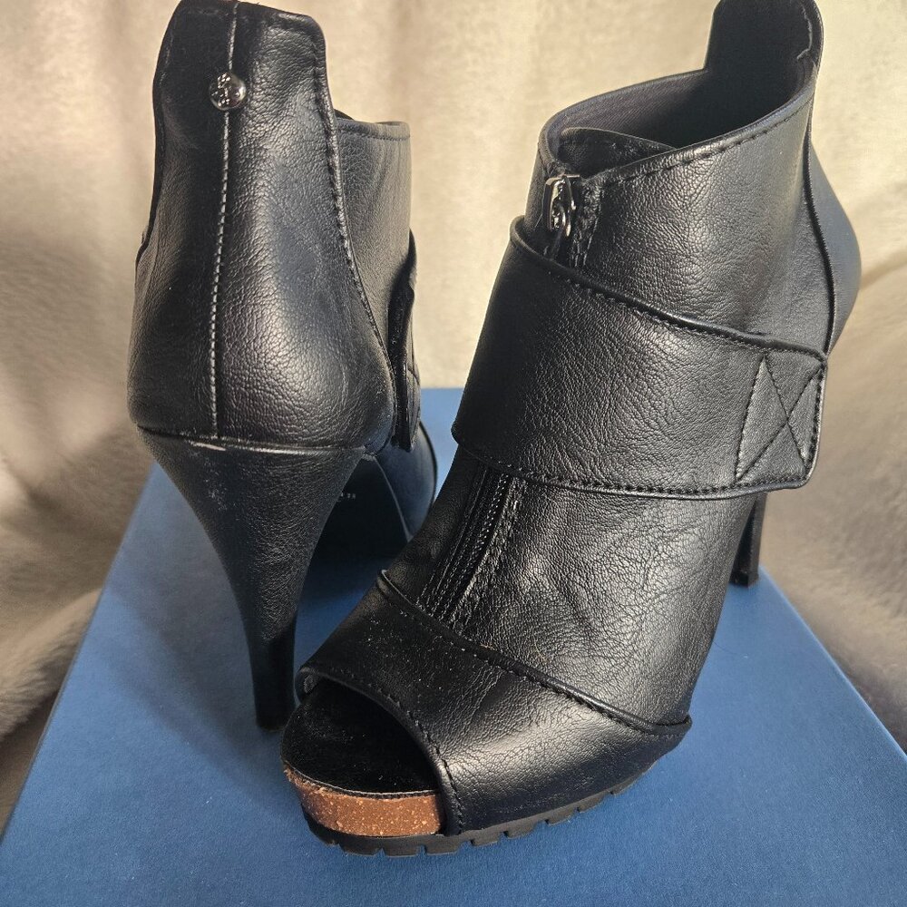 Simply Vera size 7.5 Leather Peep-Toe Heeled Ankle Boots